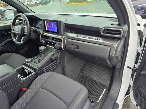 Certified 2025 Toyota Tacoma SR5 AWD/4WD image 12