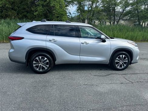 Used 2021 Toyota Highlander XLE AWD/4WD image 6