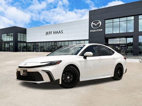 Used 2025 Toyota Camry SE w/ Convenience Package FWD image 1