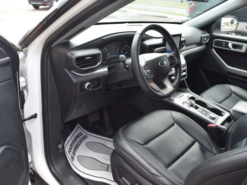 Used 2022 Ford Explorer XLT w/ Equipment Group 202A AWD/4WD image 8
