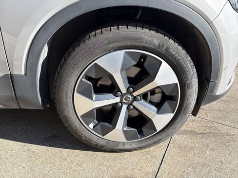 Used 2025 Volvo XC40 B5 Plus image 32