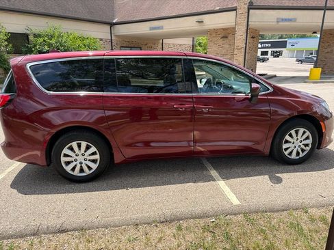 Used 2019 Chrysler Pacifica LX w/ Cold Weather Group FWD image 4