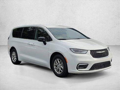 Used 2025 Chrysler Pacifica Select FWD image 3