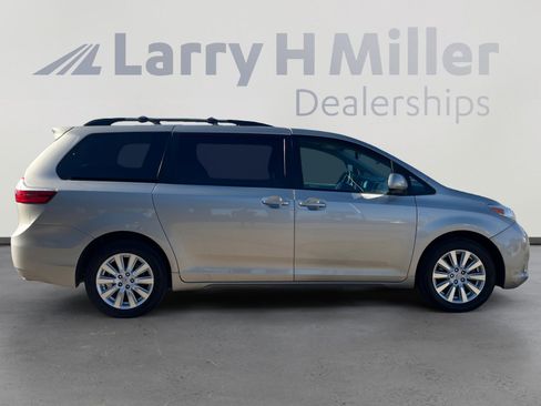 Used 2017 Toyota Sienna LE image 6