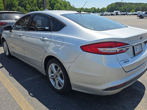 Used 2018 Ford Fusion SE FWD image 2