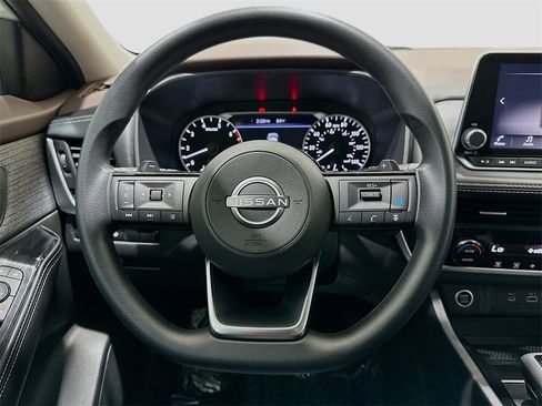 Used 2023 Nissan Rogue SV image 11