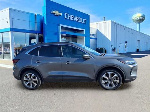 Used 2023 Ford Escape Platinum image 2