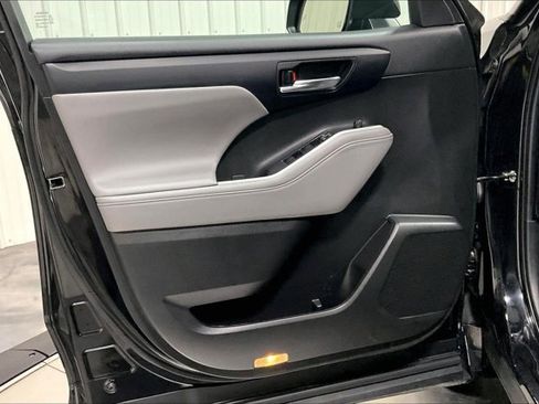 Used 2022 Toyota Highlander XLE AWD/4WD image 23