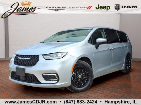 Used 2023 Chrysler Pacifica Touring-L FWD image 1
