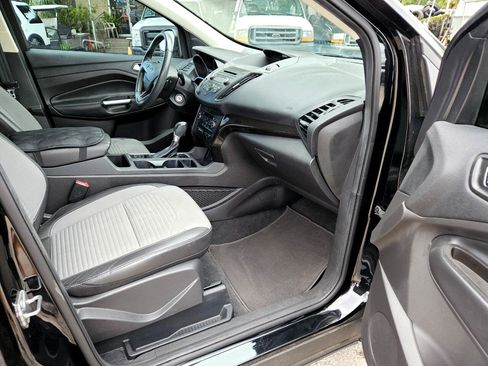 Used 2017 Ford Escape SE w/ SE Sport Appearance Package image 19