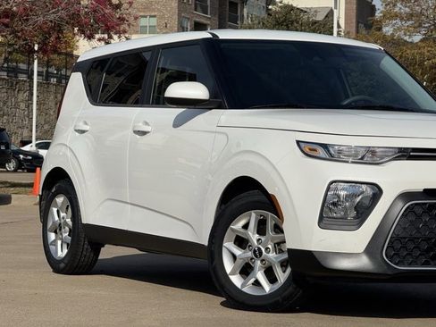 Used 2022 Kia Soul LX w/ Technology Package image 3