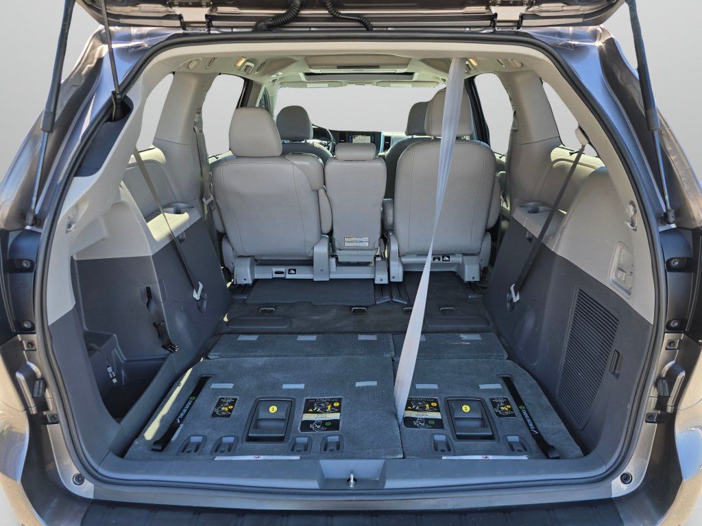 Used 2017 Toyota Sienna XLE Premium FWD image 23