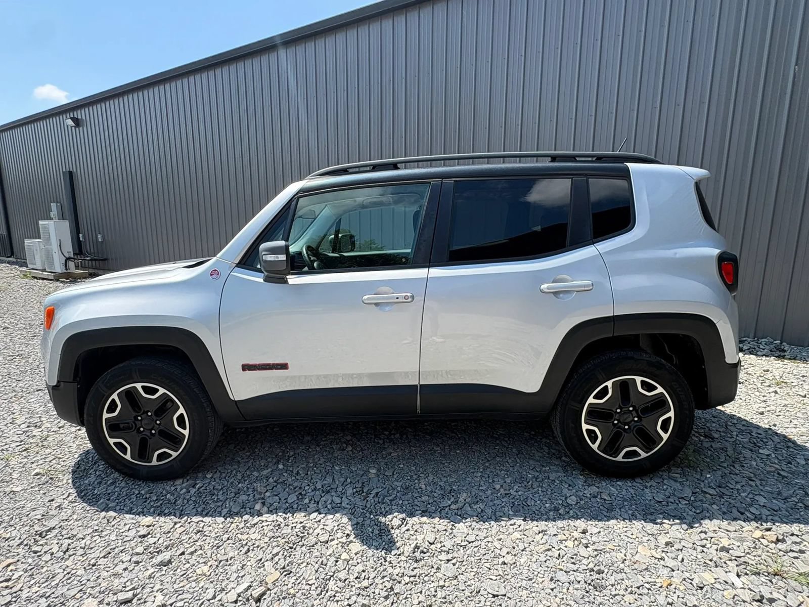 Used 2017 Jeep Renegade Trailhawk AWD/4WD image 8