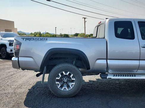 Used 2017 Toyota Tacoma TRD Off-Road w/ Tow Package AWD/4WD image 5