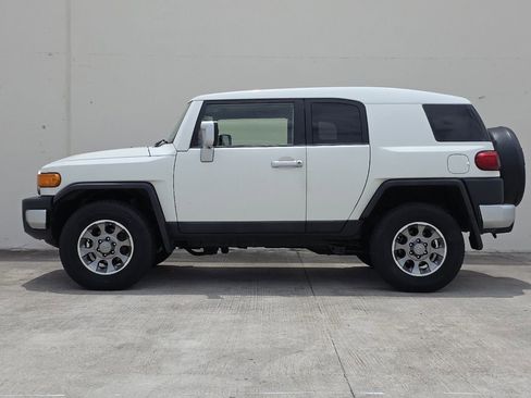 Used 2013 Toyota FJ Cruiser 4WD w/ Upgrade Pkg image 3