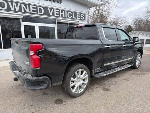 Used 2025 Chevrolet Silverado 1500 High Country w/ High Country Premium Package AWD/4WD image 3