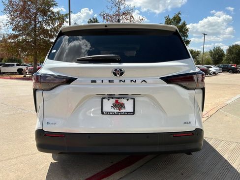 Used 2026 Toyota Sienna XLE FWD image 7