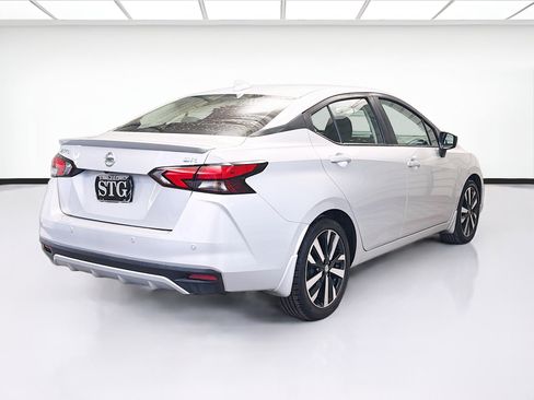 Used 2022 Nissan Versa SR image 4