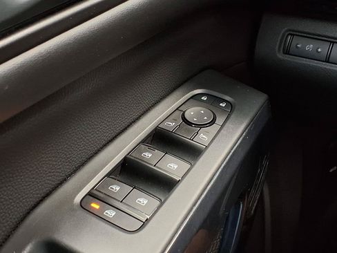 Used 2025 Nissan Pathfinder SV AWD/4WD image 32