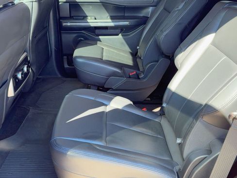 Used 2022 Ford Expedition XLT image 22