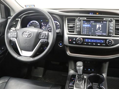 Used 2018 Toyota Highlander XLE AWD/4WD image 25