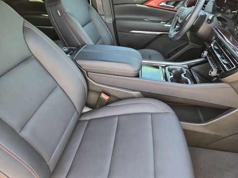 Used 2025 Chevrolet Traverse Z71 AWD/4WD image 19