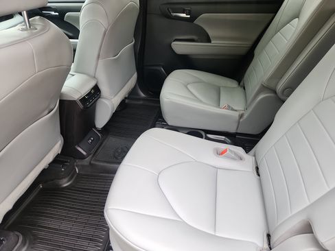 Used 2020 Toyota Highlander XLE AWD/4WD image 12