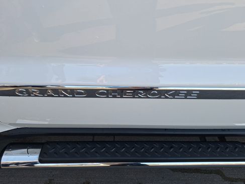 Used 2013 Jeep Grand Cherokee Overland w/ Advance Technology Group image 15