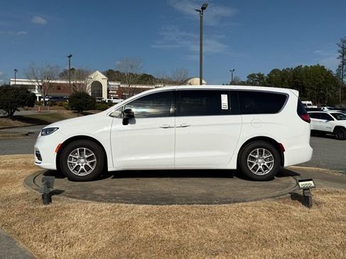 New 2026 Chrysler Pacifica Select FWD image 4