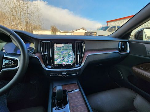 Used 2025 Volvo V60 B5 Cross Country Plus image 25