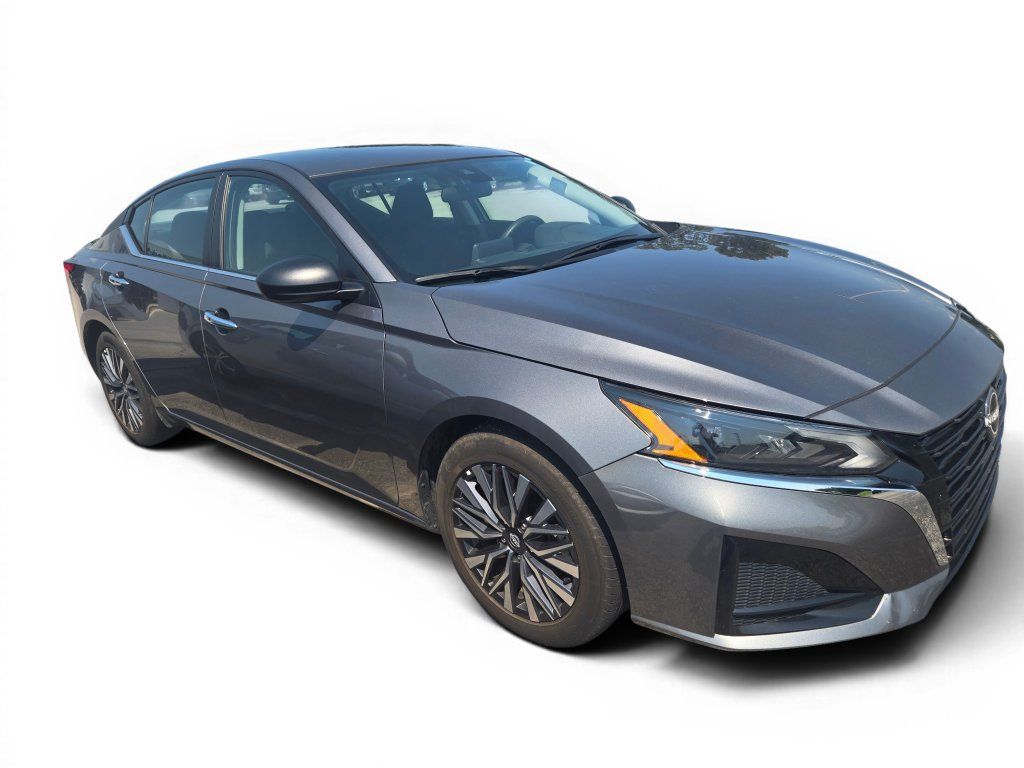 Used 2025 Nissan Altima 2.5 SV FWD image 2