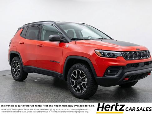 Used 2025 Jeep Compass Trailhawk AWD/4WD image 1