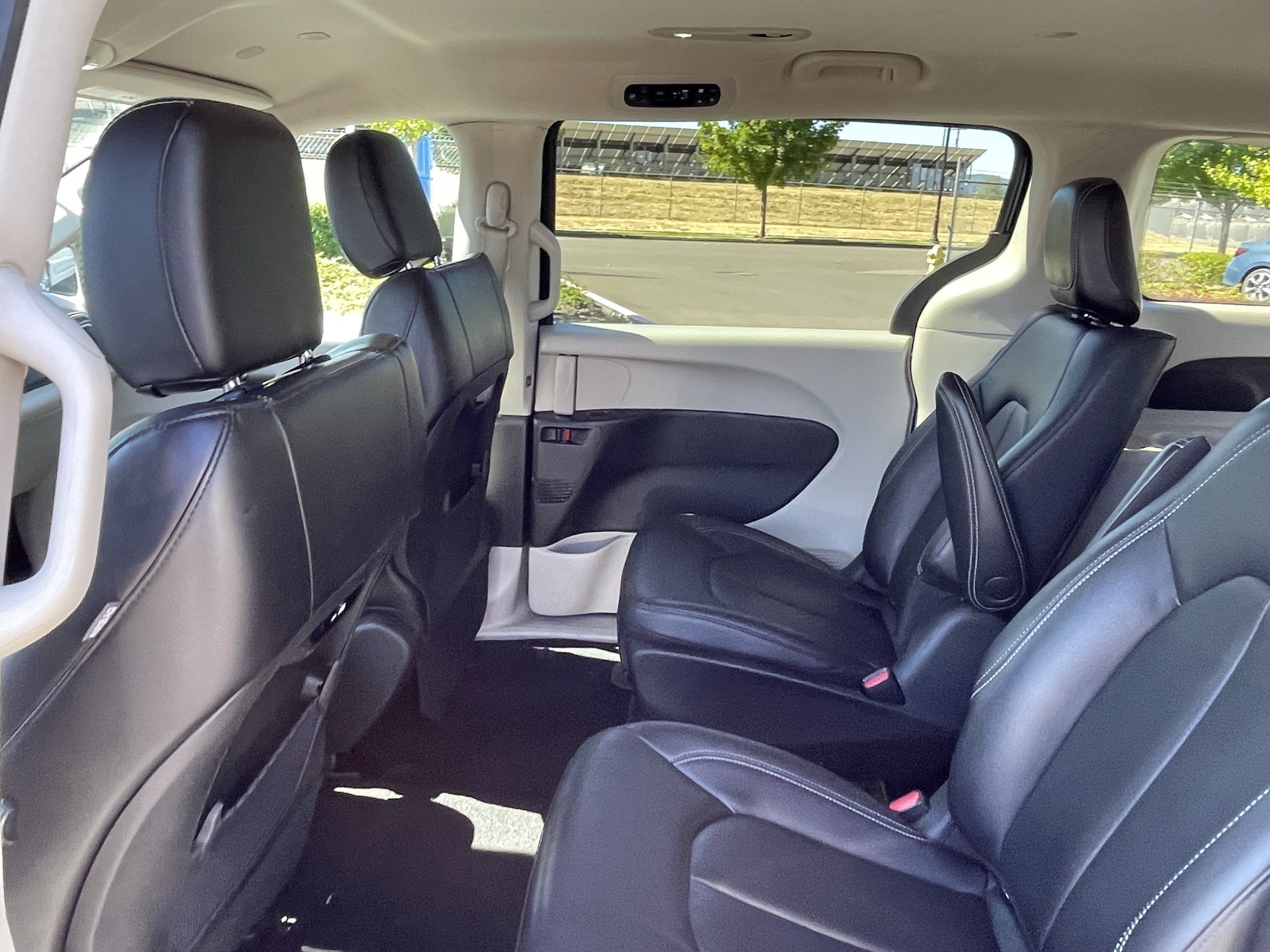 Used 2023 Chrysler Pacifica Touring-L FWD image 14