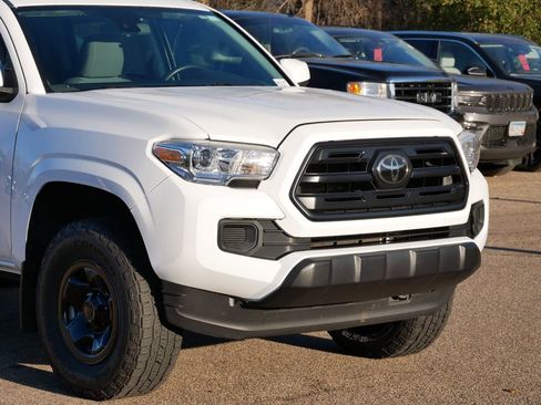 Used 2019 Toyota Tacoma SR image 3