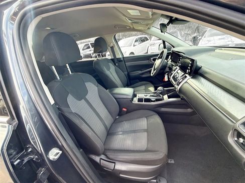 Used 2023 Kia Sorento LX image 30