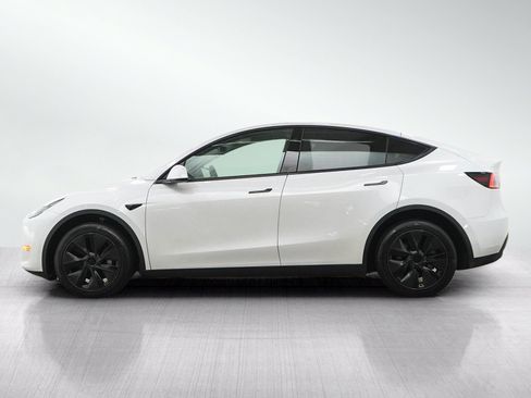 Used 2024 Tesla Model Y Long Range AWD/4WD image 2