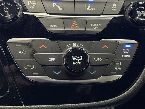 Used 2024 Chrysler Pacifica Select image 19