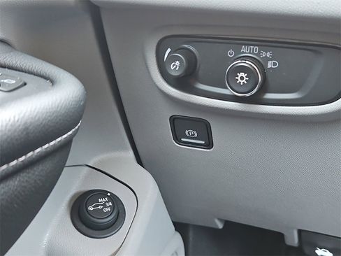 Used 2024 GMC Terrain SLE w/ Driver Convenience Package image 27