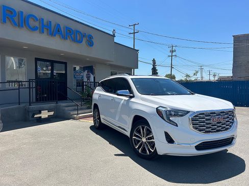 Used 2018 GMC Terrain Denali w/ Comfort Package FWD image 1