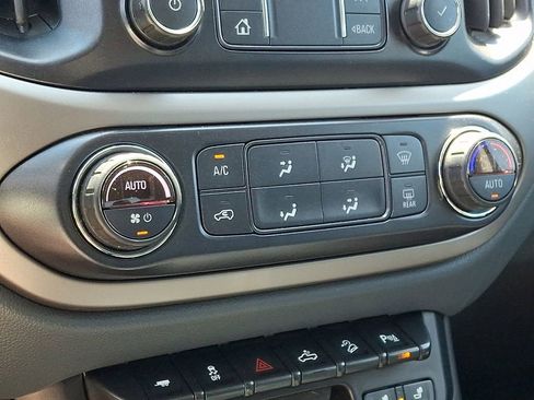 Used 2020 Chevrolet Colorado Z71 AWD/4WD image 17