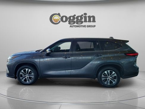 Certified 2023 Toyota Highlander XLE image 3