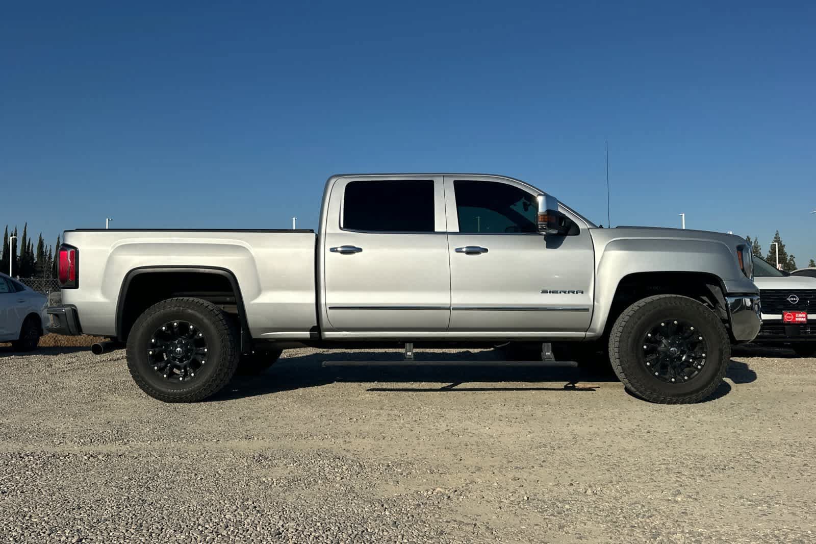 Used 2018 GMC Sierra 1500 SLT w/ SLT Premium Package AWD/4WD image 9