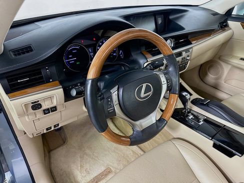 Used 2014 Lexus ES 300h w/ Luxury Package w/Bamboo Trim FWD image 9