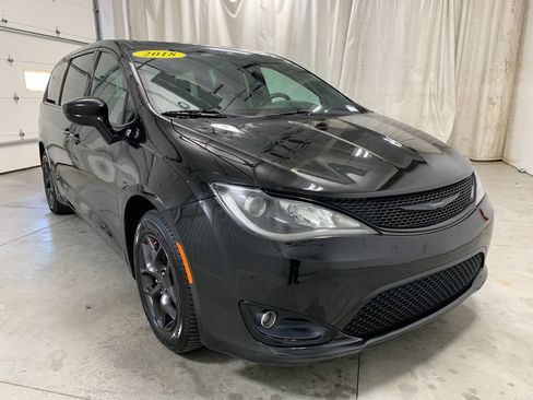 Used 2018 Chrysler Pacifica Touring Plus w/ S Appearance Package FWD image 2