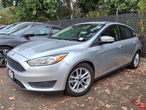 Used 2017 Ford Focus SE FWD image 1