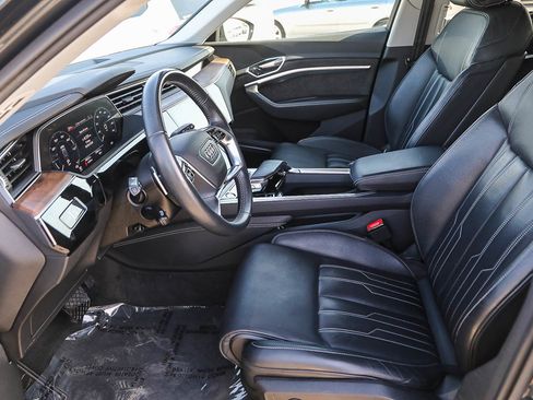 Used 2019 Audi e-tron Prestige w/ Prestige Package AWD/4WD image 18