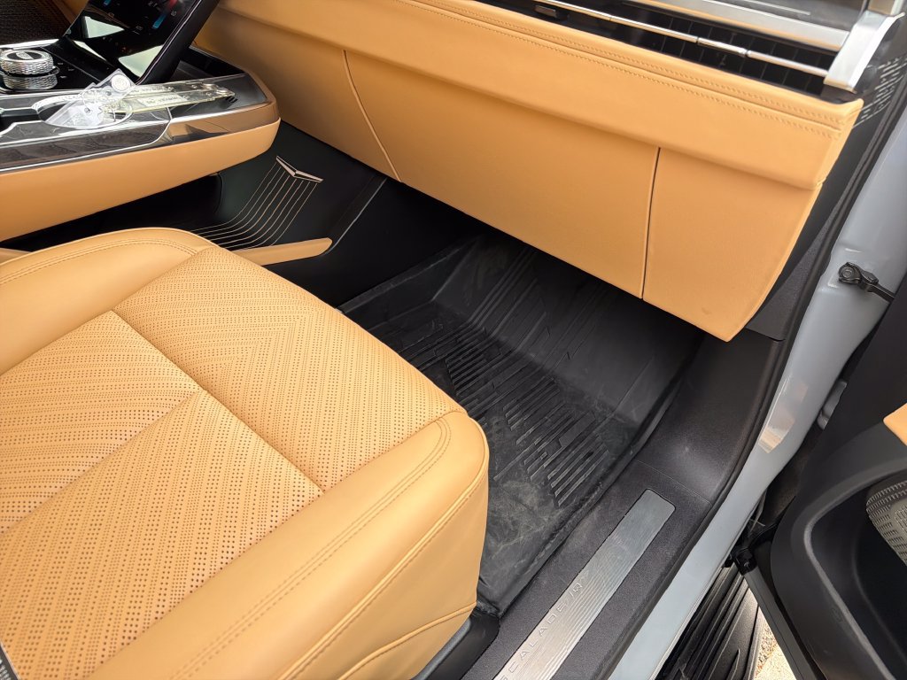 Certified 2026 Cadillac Escalade IQL Sport 2 w/ LPO, Floor Liner Package AWD/4WD image 41