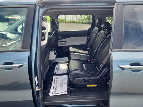 Used 2024 Kia Carnival EX FWD image 23