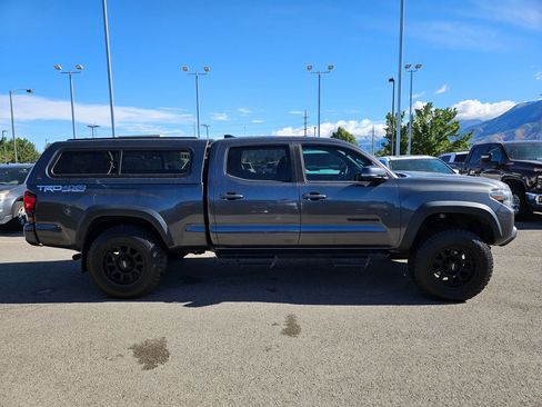 Used 2019 Toyota Tacoma TRD Off-Road w/ TRD Premium Off Road Package AWD/4WD image 2
