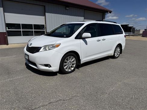 Used 2011 Toyota Sienna XLE w/ Premium Pkg image 3